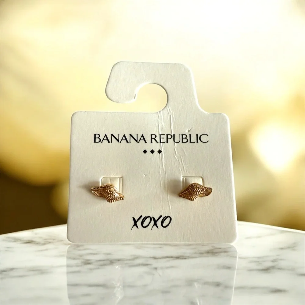 Banana Republic Gold-Tone Seashells Stud Earrings. New with tags